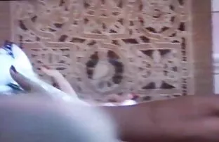 小屋-她的偷窥 穿着衣服的色情片