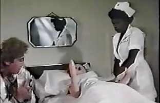 看四个孩子被20个陌生人殴打。 迷药的色情片