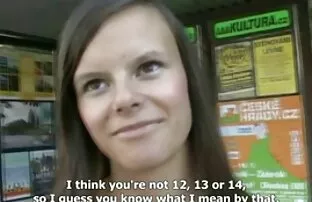 妇女便便在嘴里。 假出租车全