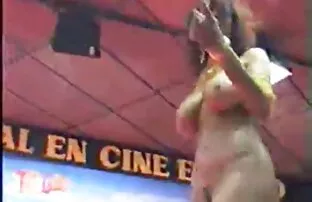 年轻，金发，长是一个女人，谁是在卧室里。 印度移动色情