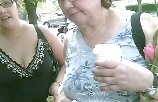 年轻的水管工与家庭主妇在卧室里。 娘娘腔色情