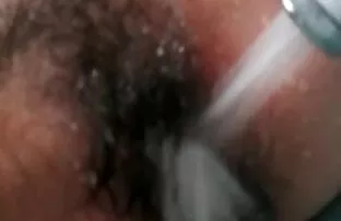 一个年轻的变性人的马尾毛婊子与一只公鸡在网络摄像头前。 热色情管