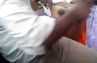 两个日本交换伙伴他妈的在浴室。 狂欢视频