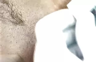 女人的腿,在朋友的照片面前自慰。 兔子色情