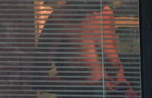 他的妻子给一个陌生人。 束缚性别的视频