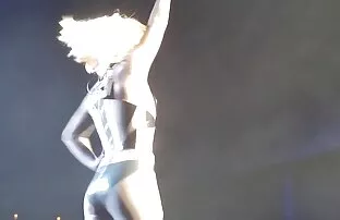 女孩理发师狗屎黑色,白色,坐在上面 夏奇拉色情