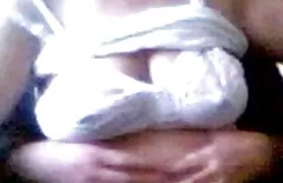 这位年轻女子在丈夫睡觉前给了他一个厨房。 异族色情