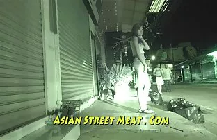 两个大奶子的女孩在更衣室里玩曲棍球。 老奶奶色情