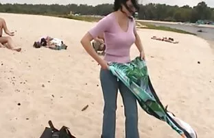 他妻子的第一个丈夫的相机，外面，在草地上。 异国情调的色情片