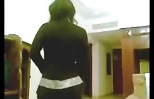 女孩蛹分享一只公鸡 成熟性别的视频