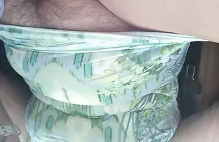 年轻的妓女珍妮魅力爱抚她的阴部在一个敞篷车。 铁杆色情肛门