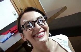 两个孩子学习玩。 卡通动物色情