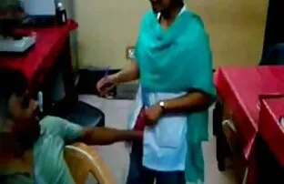 年轻人正在尝试使用泵。 热色情下载