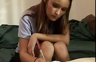 有吸引力的小猫角质,摩擦她的身体 免费的性爱电影